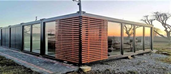 Nowoczesny Pawilon Biurowy Z Kontenerów W Warszawie