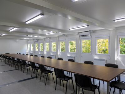 Sala konferencyjna w kontenerze