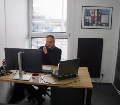 Grzejnik premium w kontenerze biurowym