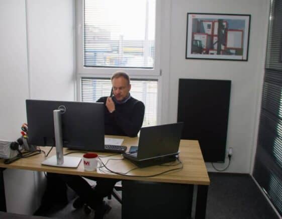 Grzejnik premium w kontenerze biurowym