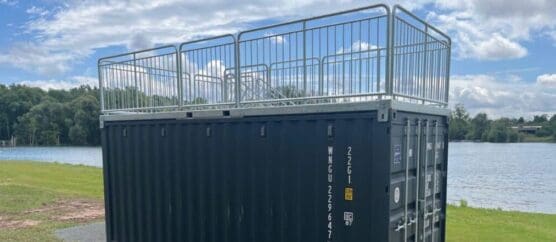 Kontener magazynowy z wieżą dla ratowników