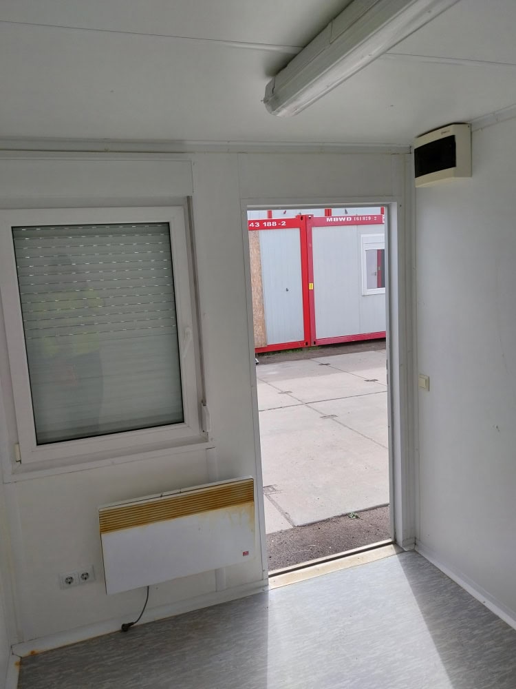 Uzywany Kontener Na Budowe Warszawa 131143 Grzejnik Używany kontener na budowę Warszawa z wieszakami