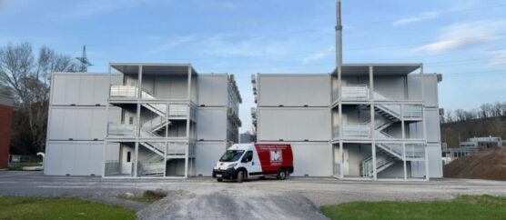 Budynek modułowy z kontenerów biurowych