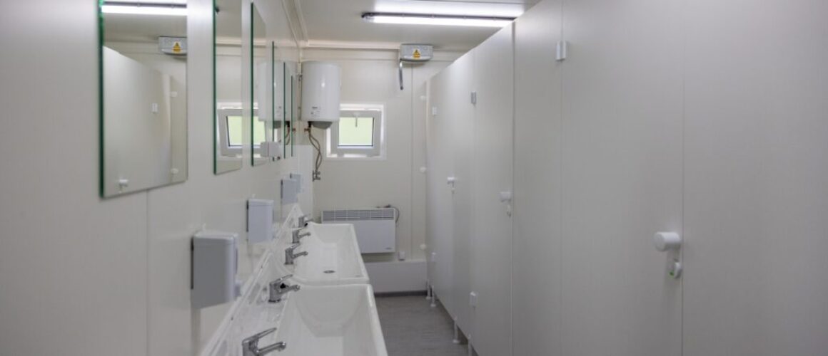 Jak wybrać kontener sanitarny
