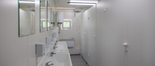 Jak wybrać kontener sanitarny
