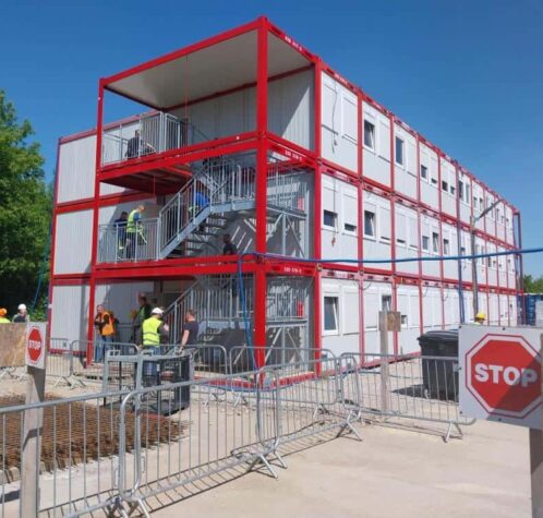 Budowa z kontenerów, pracownicy w akcji