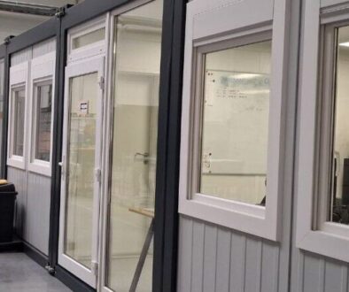 Nowoczesne biuro modułowe wewnątrz hali produkcyjnej w Nowej Soli – realizacja Mobilbox Poznań