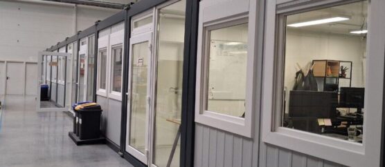 Nowoczesne biuro modułowe wewnątrz hali produkcyjnej w Nowej Soli – realizacja Mobilbox Poznań