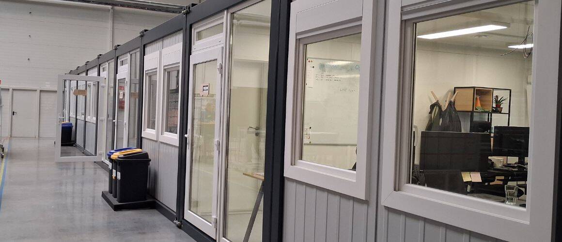 Nowoczesne biuro modułowe wewnątrz hali produkcyjnej w Nowej Soli – realizacja Mobilbox Poznań