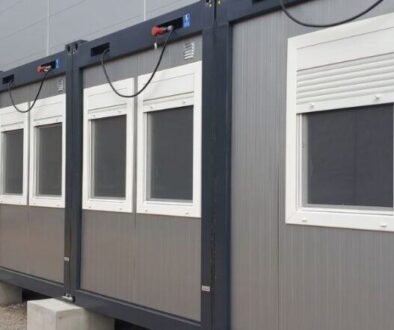 Nowoczesny-pawilon-biurowy-z-kontenerow-przy-hali-Katowice