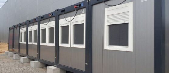 Nowoczesny-pawilon-biurowy-z-kontenerow-przy-hali-Katowice