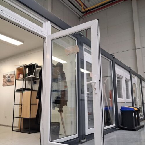 biuro-modulowe-z-przeszkleniami-w-hali-produkcyjnej-nowa-sol