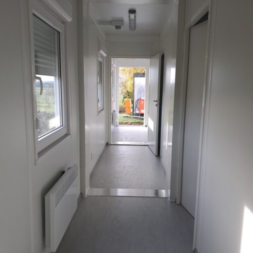 kontenery-biurowe-polaczone-korytarz