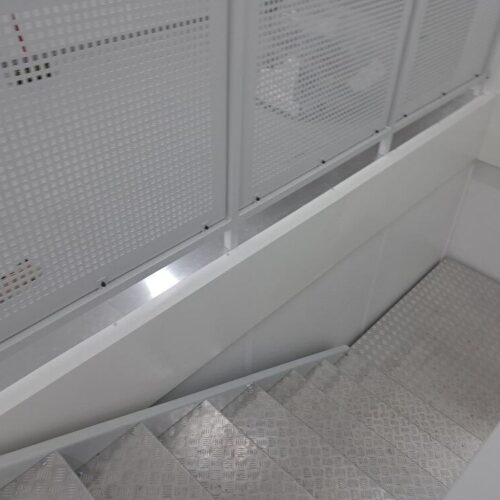 pawilon-handlowy-klatka-schodowa