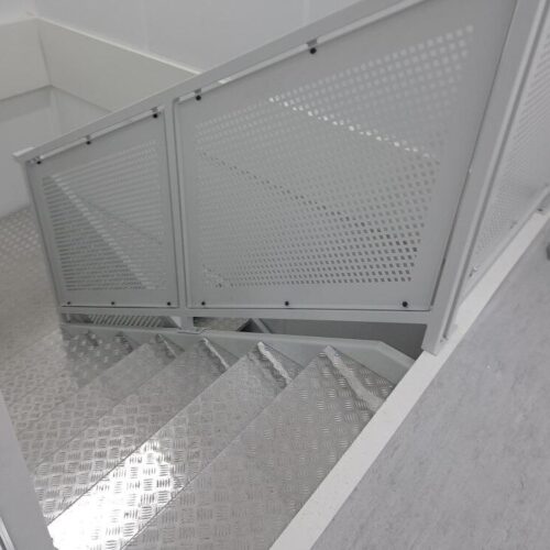 pawilon-handlowy-schody-klatka-wykonczenie