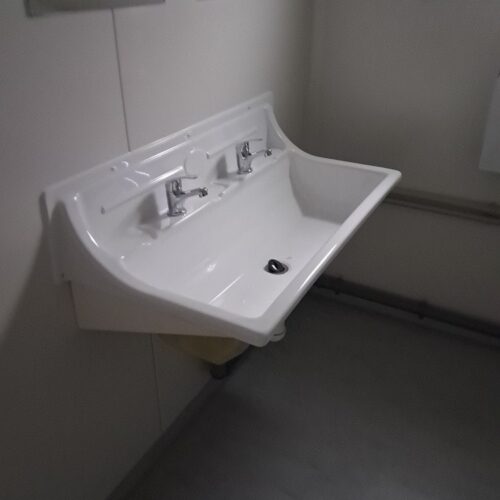 pawilon-handlowy-umywalnia